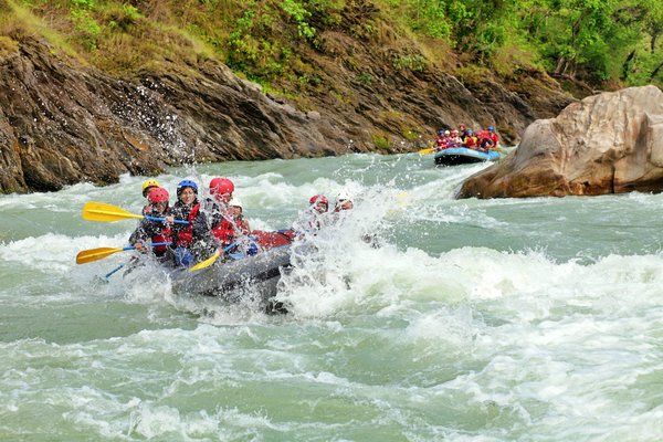 Comment organiser un camping pour une aventure de rafting en eaux vives?